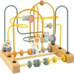Houten kralencircuit van Ulysse Couleurs d'Enfance, geschikt voor baby's en peuters. Dit educatieve en duurzame speelgoed bevat drie metalen circuits met 19 kleurrijke kralen en zes speciale kralen met schattige dierenafbeeldingen (olifant, toekan, nijlpaard, regenboog, wolk, zon). De basis kan ook worden omgevormd tot een telraam met 14 extra kralen. Gemaakt van 100% FSC® gecertificeerd hout en veilige, duurzame materialen. Het pastelkleuren ontwerp maakt het een leuke en stijlvolle toevoeging aan de speelkamer.